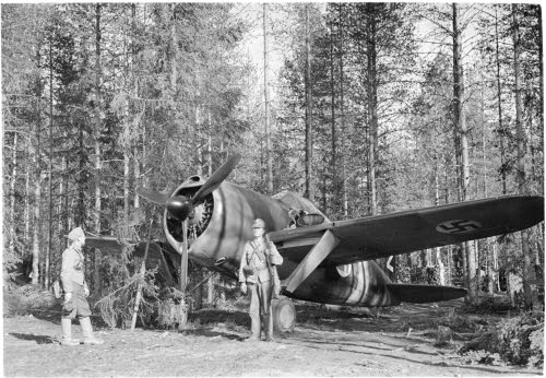Ilmasuojassa olevia koneita vartioidaan. Selänpään lentokenttä 1941.06.24