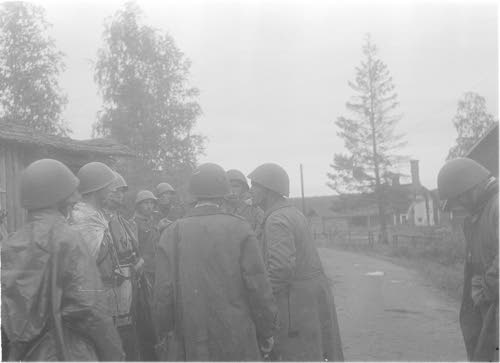 Everstiluutnantti Raikkala antaa hyökkäyskäskyä Huiskunniemessä Huiskunniemi 1941.08.04 (sa-kuva).