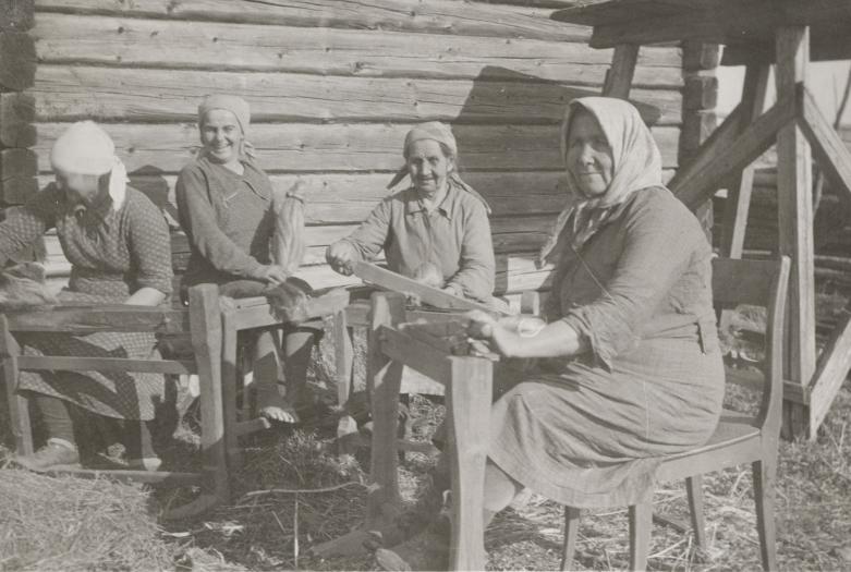 Paavolan savusaunan seinustalla pellavan klihtaajat v 1939. Vas. Selma Alanen, Anni Rintala (Oskarin Anni), Hanni Törmälä ja Maija Hieta.