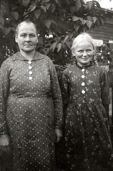Eila ja Iita-emäntä v 1937 Paavolassa.