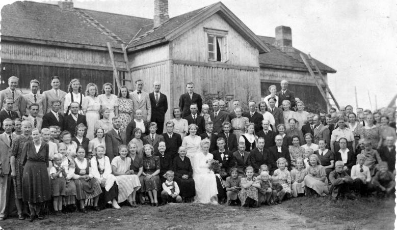 Eila ja Keijo Päiväläisen häävieraita 3.7.1948 Tirrillä. 