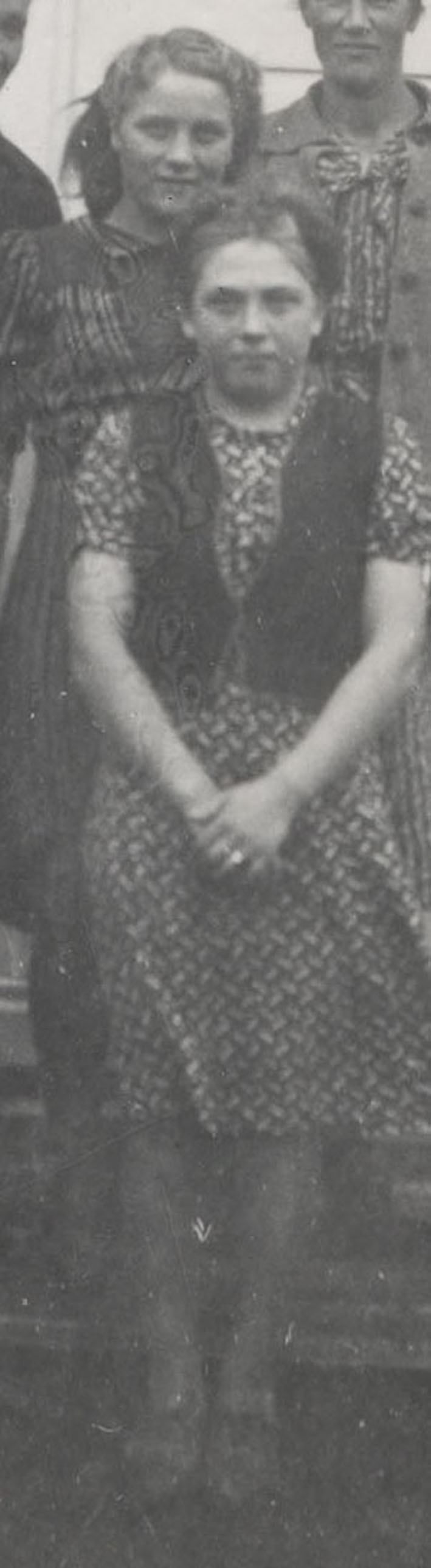 Elma ja Esteri sisar Paavolassa v 1942.