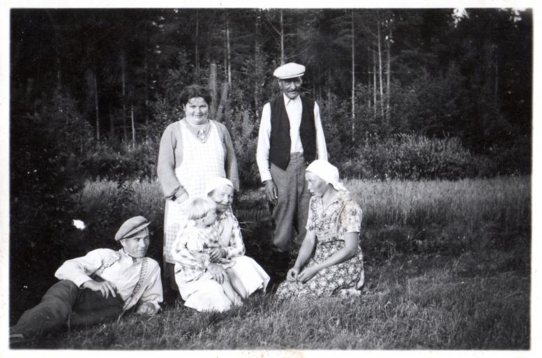 Takana seisoo Anna Hakanen ja Kustaa Mattila. Pikkutyttö on Anja Hakanen.  Kuka tuntee muut aikuiset?