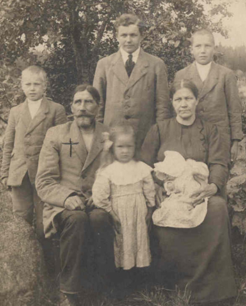 Kuvassa lienee; Maija-äidin sylissä Aki Ilona s 1916 ja vanhempien välissä 