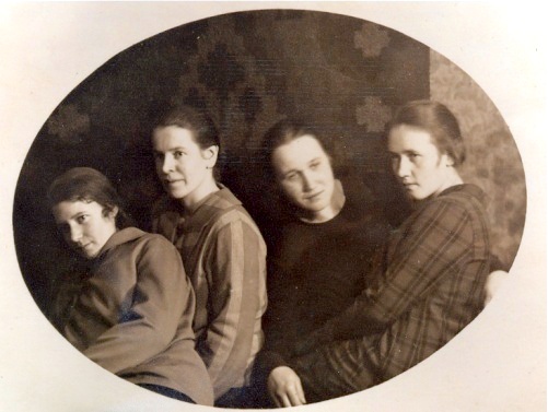 Kuvassa oikealla koulunpitkäaikainen opettaja Lyyli Käenmäki, joka oli perustamassa kylään lähetysompeluseuraa vas. Anni ja Laina Unton ja Martta Paavolan kanssa