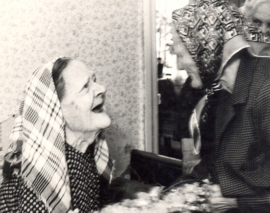 Oikealla 90-vuotiasta Amanda Kokkoa (Tirri) onnittelemassa Sammun Hurun emäntä. 