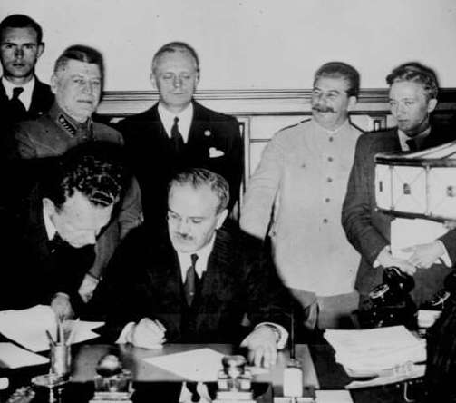 Vjatsheslav Molotov allekirjoittamassa. 