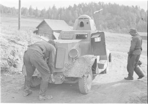 Moltohvia eli äsken vallattua panssariautoa tutkitaan ja käynnistetään. Kyllä ryssä kohta näkee, että osaa näillä suomalainenkin ajaa. Hiitola 1941.08.15 (sa-kuva)